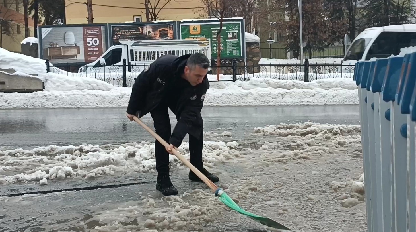 Muş’ta polisten örnek davranış: Su dolan caddeyi kürekle temizledi