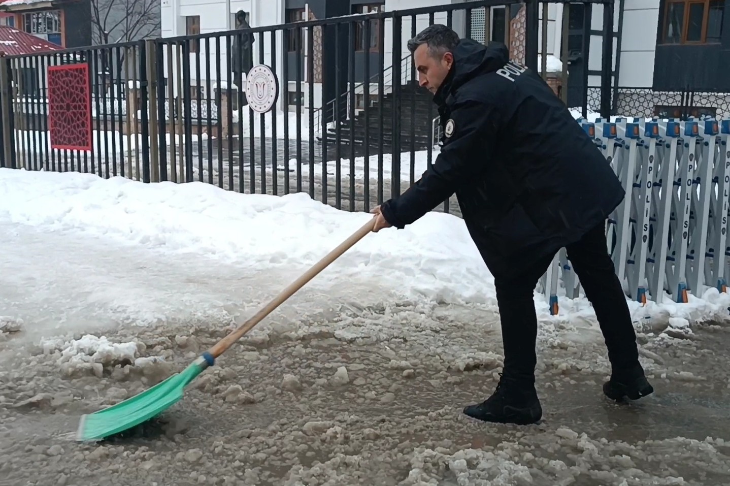 Muş’ta polisten örnek davranış: Su dolan caddeyi kürekle temizledi