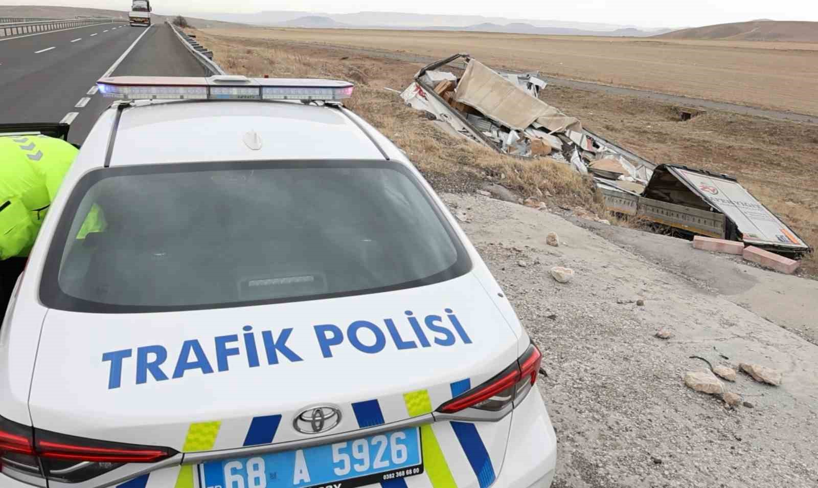 Demir profil yüklü tır şarampole düştü: 1 ağır yaralı