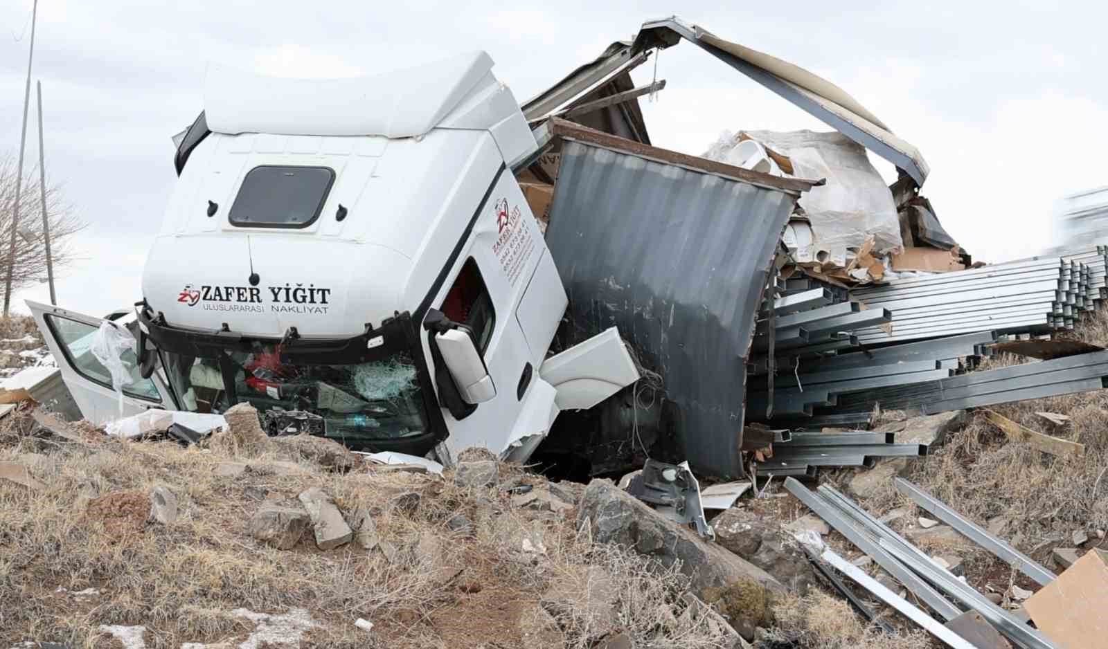 Demir profil yüklü tır şarampole düştü: 1 ağır yaralı