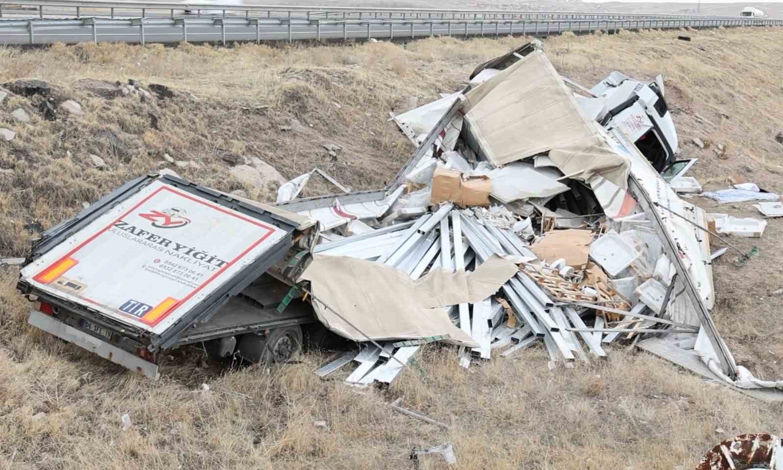 Demir profil yüklü tır şarampole düştü: 1 ağır yaralı