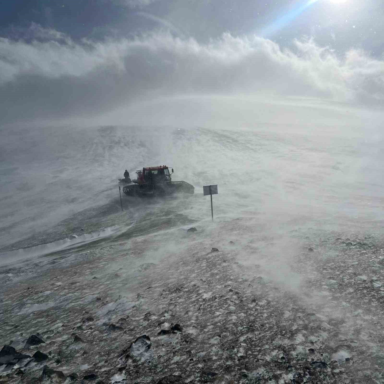 Trabzon’un yükseklerinde kar fırtınası etkili oluyor