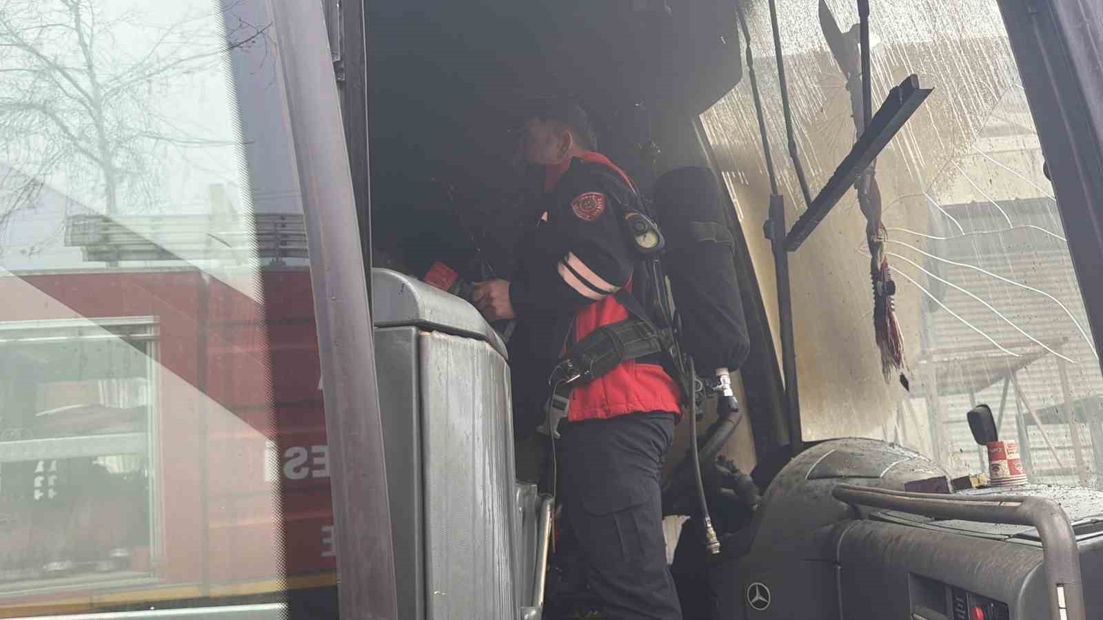 Tokat’ta park halindeki otobüs alev aldı