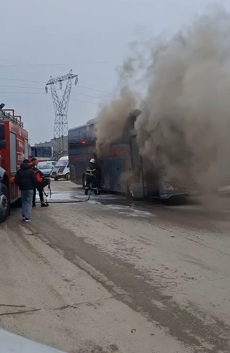 Tokat’ta park halindeki otobüs alev aldı
