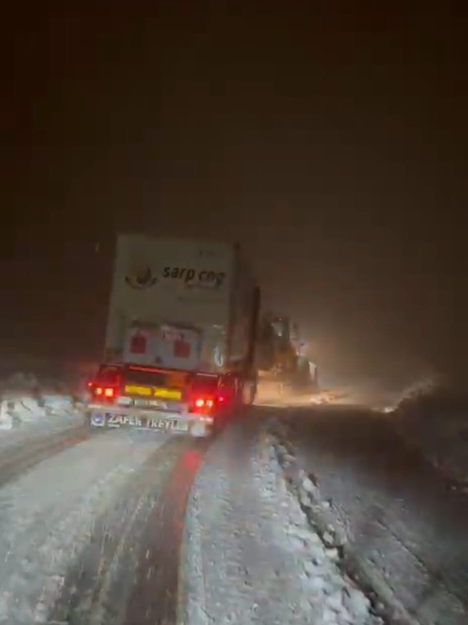 İlçe halkı üşümesin diye doğalgaz tırı iş makineleri ile çekildi