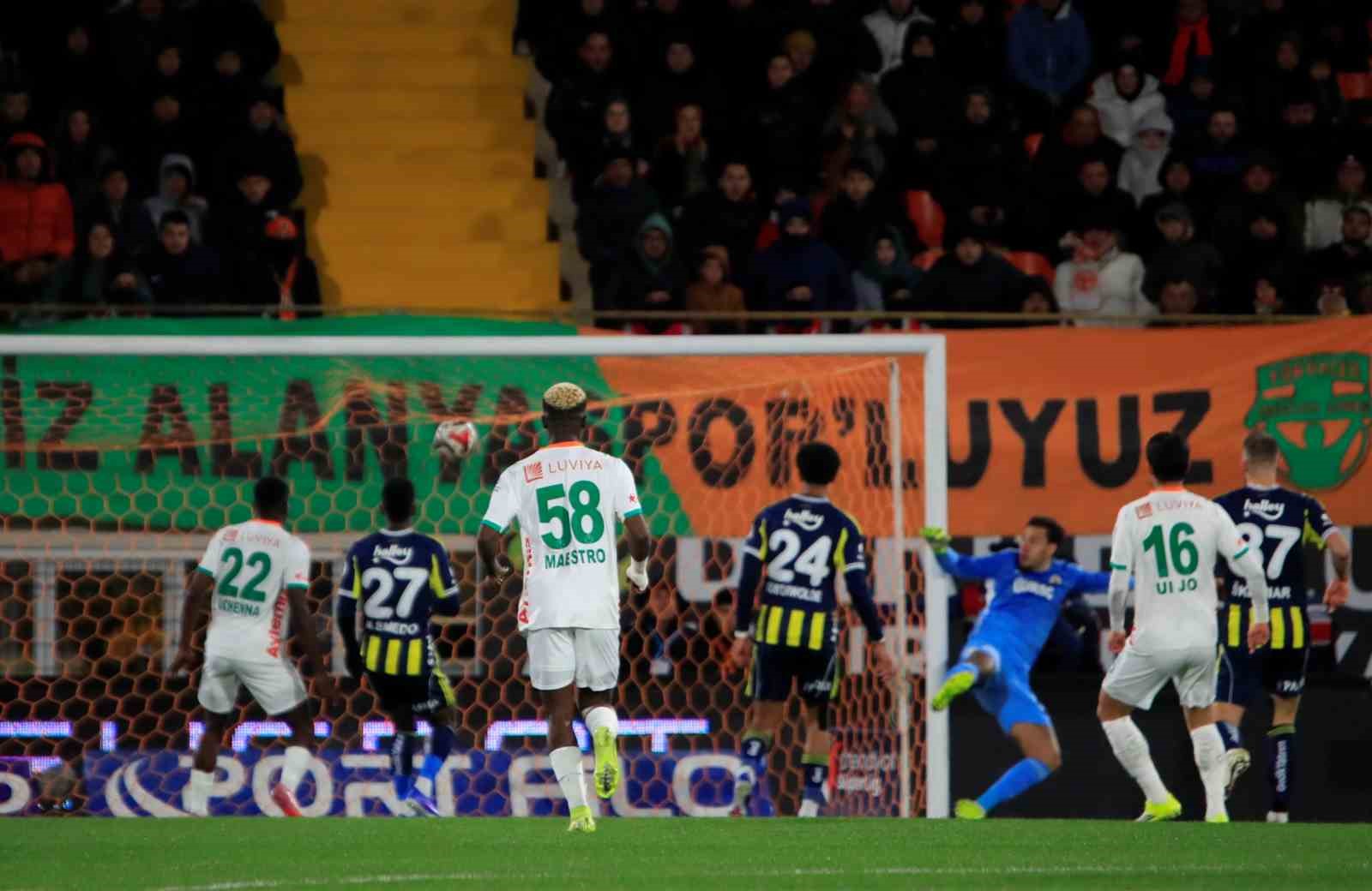 Trendyol Süper Lig: Corendon Alanyaspor: 2 - Fenerbahçe: 1 (Maç devam ediyor)