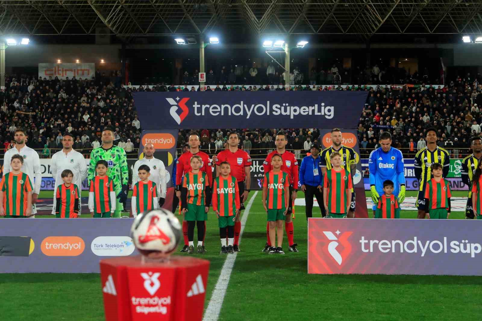 Trendyol Süper Lig: Corendon Alanyaspor: 2 - Fenerbahçe: 1 (Maç devam ediyor)