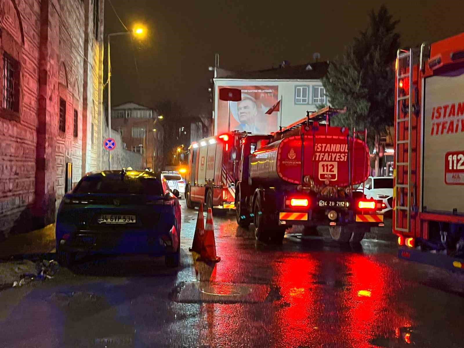 Beyoğlu’nda tarihi metruk binanın duvarı böyle yıkıldı