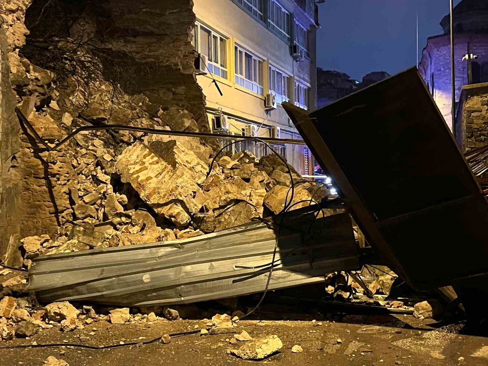 Beyoğlu’nda tarihi metruk binanın duvarı böyle yıkıldı