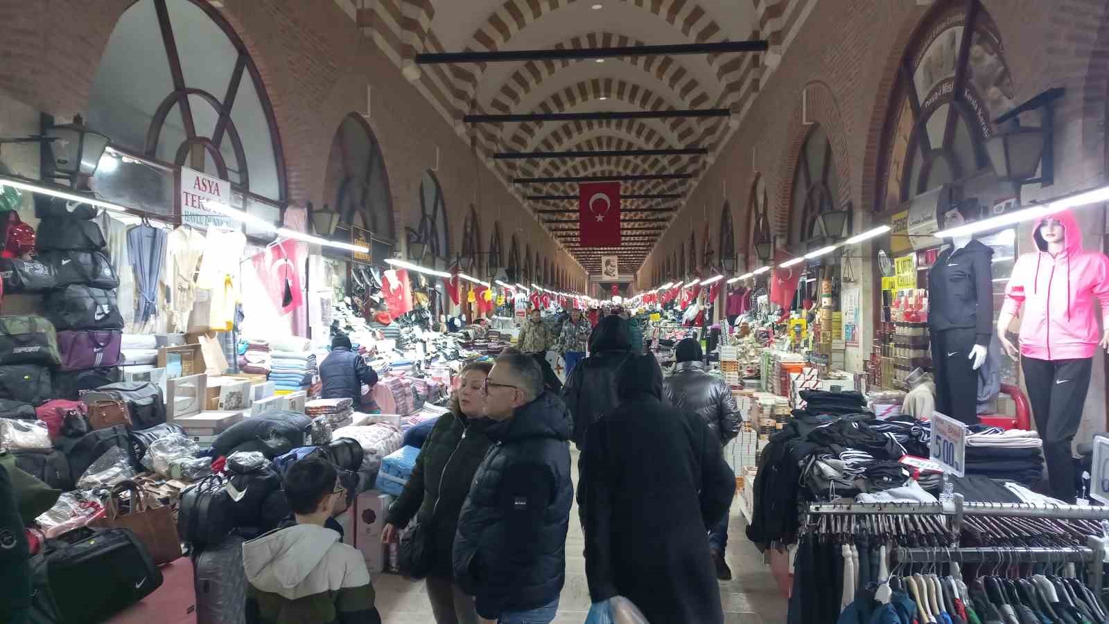 Edirne’de dondurucu soğuk: Edirneliler evde, Bulgarlar mağazalarda