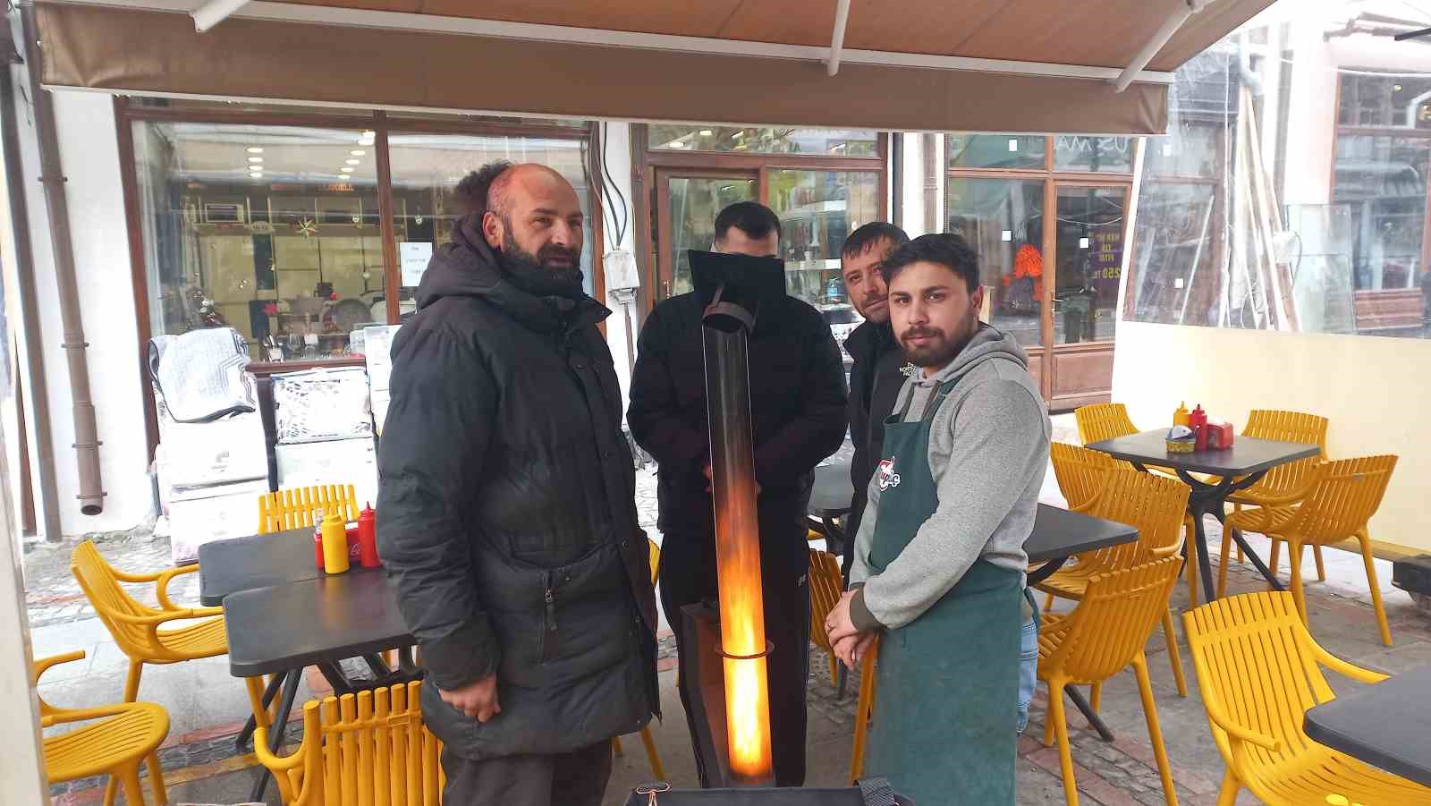 Edirne’de dondurucu soğuk: Edirneliler evde, Bulgarlar mağazalarda