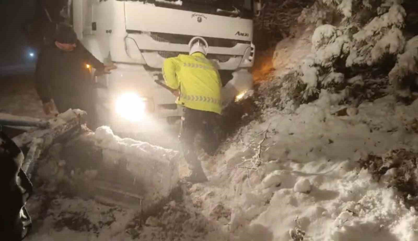 D850 kara yolu ulaşıma kapandı, polis ekipleri kürekle açmaya çalıştı