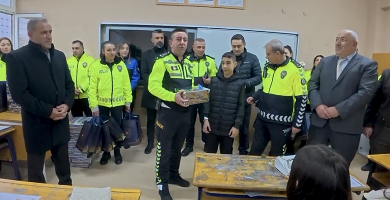 Trafik levhalarını temizleyen duyarlı öğrenciye karne günü anlamlı ziyaret