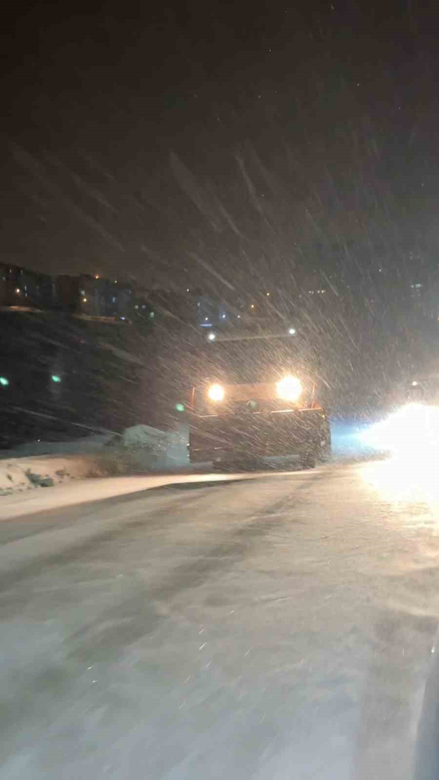 Elazığ Belediyesi karla mücadele çalışmalarını sürdürüyor