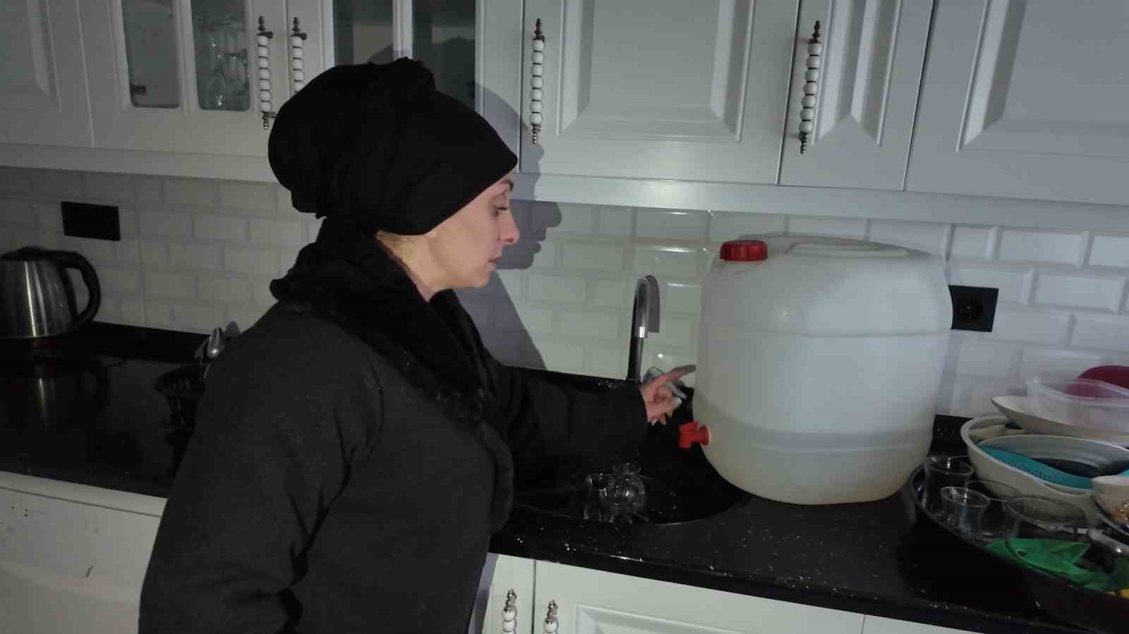 Sultanbeyli’de evi terk eden kocanın 2 çocuklu aileyi elektriksiz ve susuz bıraktığı iddia edildi