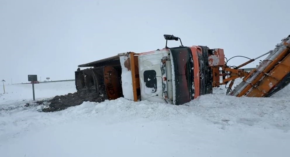 Kontrolden çıkan kar küreme aracı devrildi