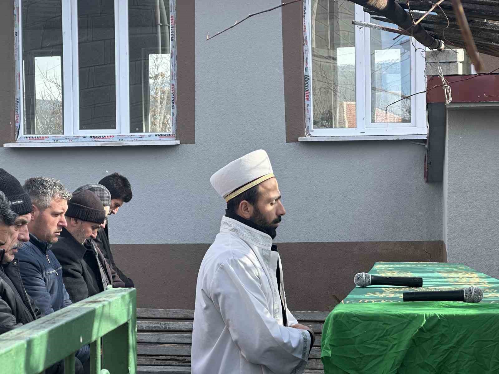 Boğularak öldürülen kadın son yolculuğuna uğurlandı