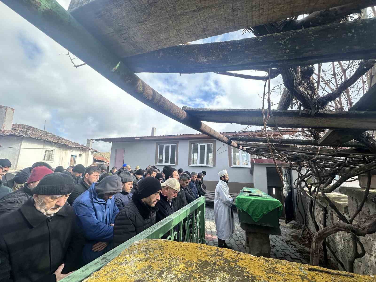 Boğularak öldürülen kadın son yolculuğuna uğurlandı