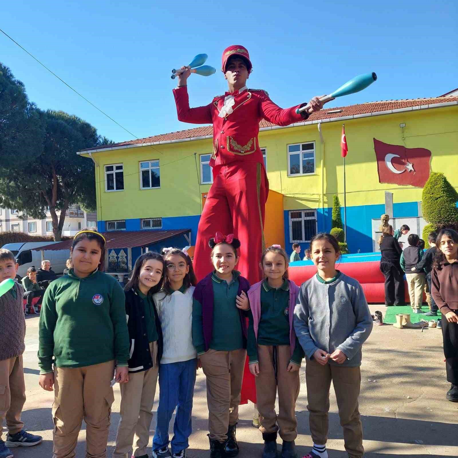 Bayındır’da karne şenliği: Okul bahçesi masal diyarına döndü