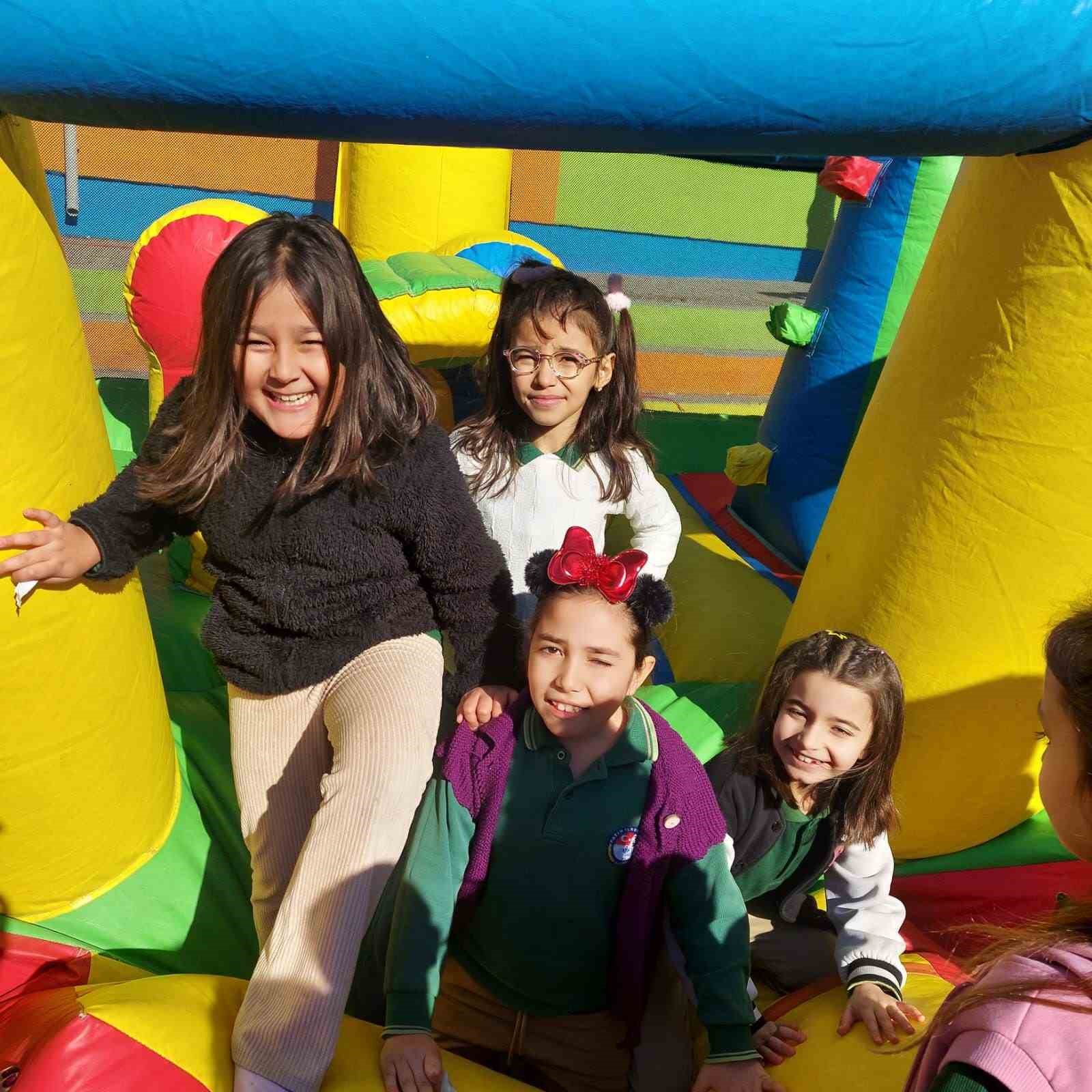 Bayındır’da karne şenliği: Okul bahçesi masal diyarına döndü