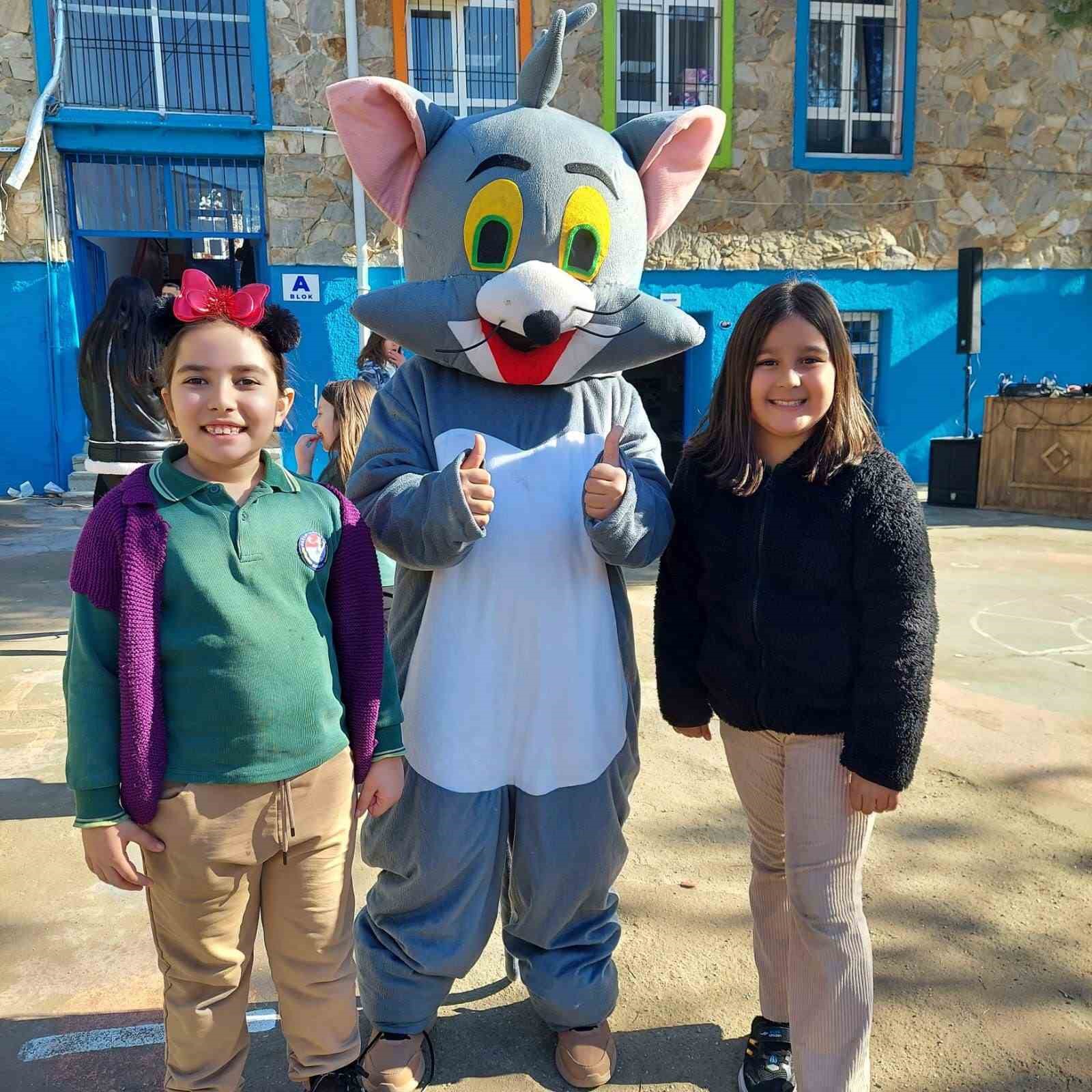 Bayındır’da karne şenliği: Okul bahçesi masal diyarına döndü