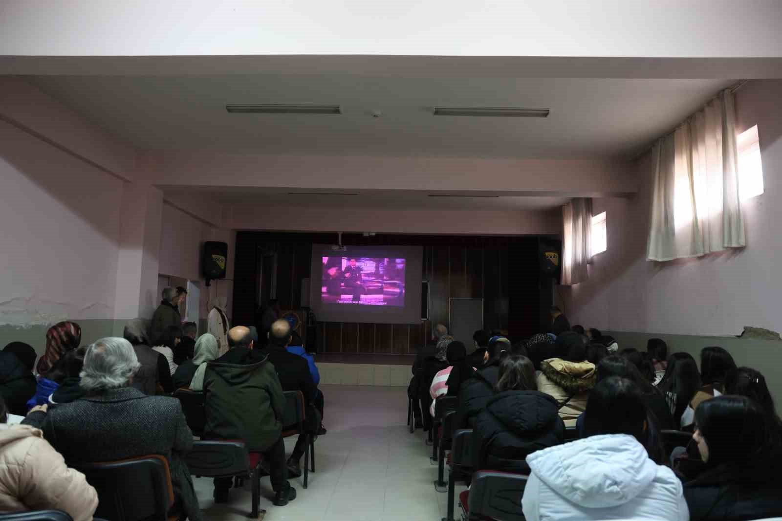 Bir okul, üç nesil, tek karne günü