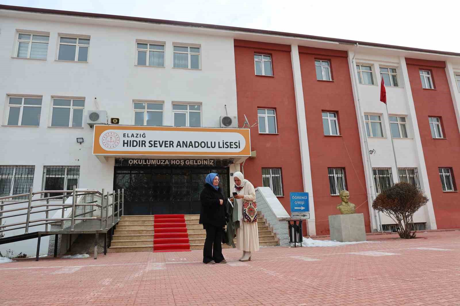 Bir okul, üç nesil, tek karne günü