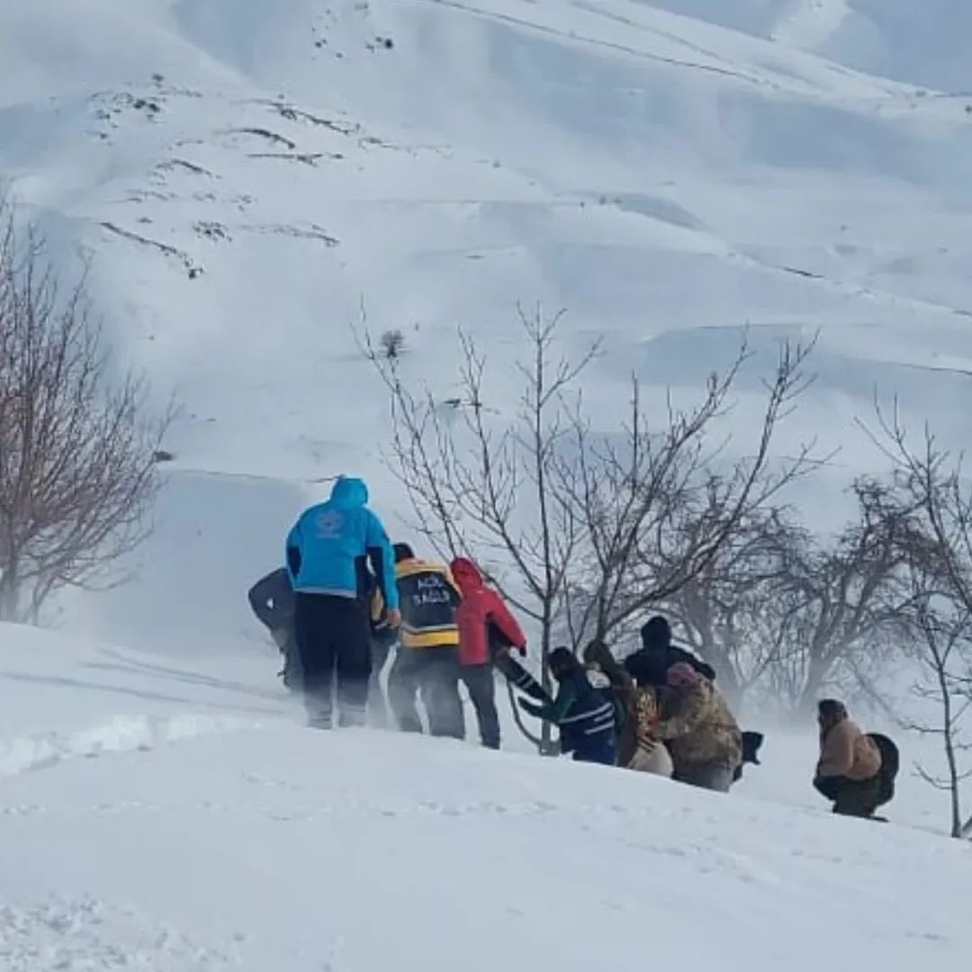 Bahçesaray’da hamile kadın helikopterle hastaneye ulaştırıldı