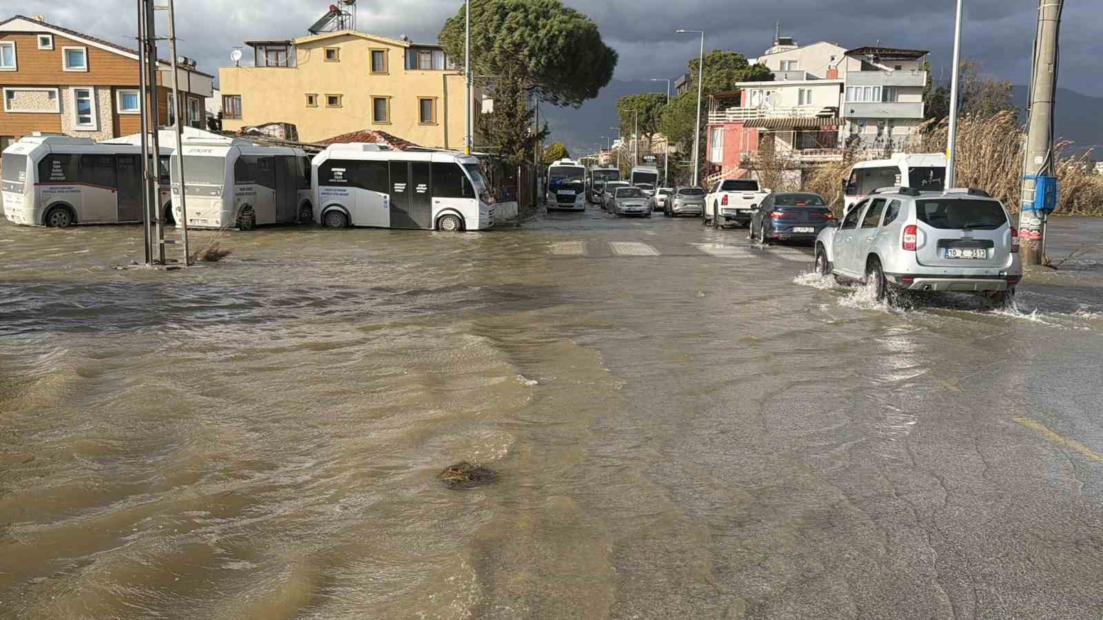 Deniz taştı, caddeler göle döndü
