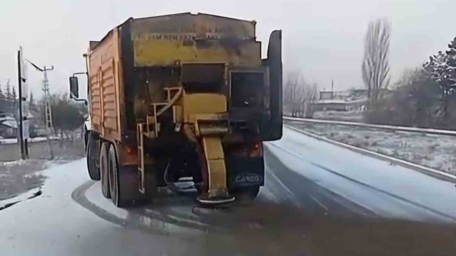 Kırıkkale’de yollarda buzlanmaya karşı tuzlama çalışması