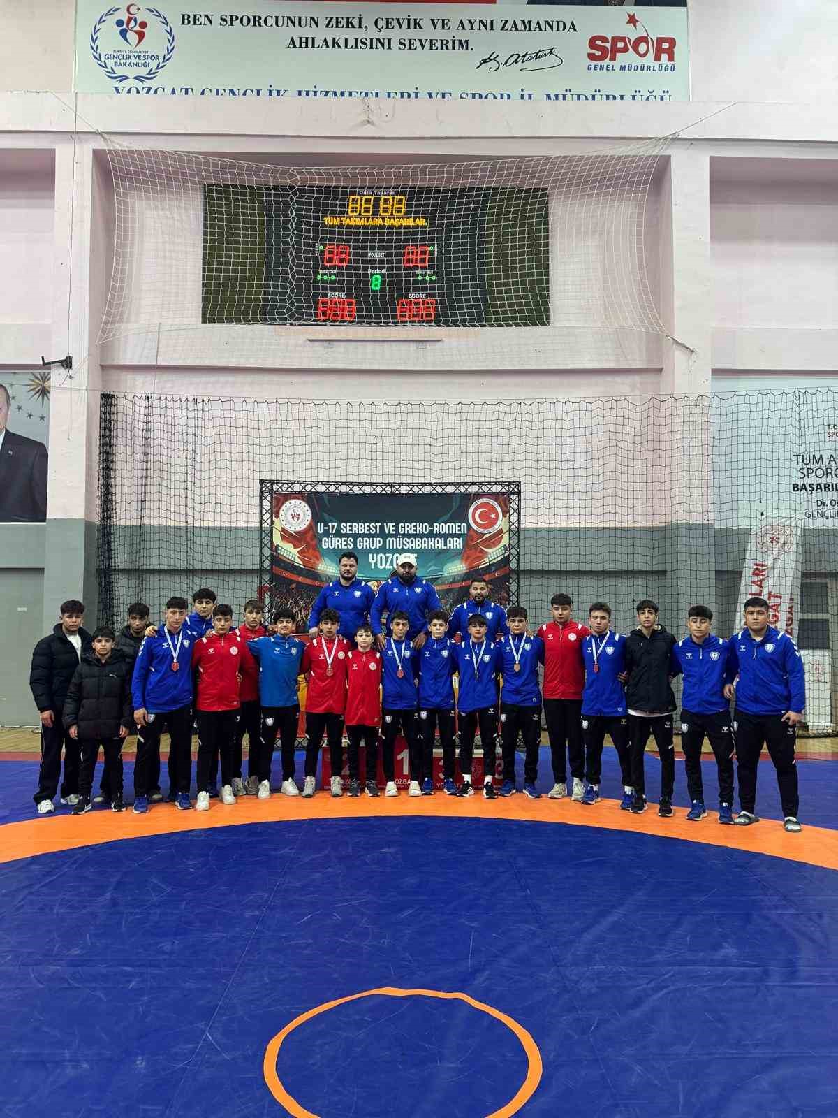 Şahinbey Belediye Spor, U17 güreşte grup şampiyonu