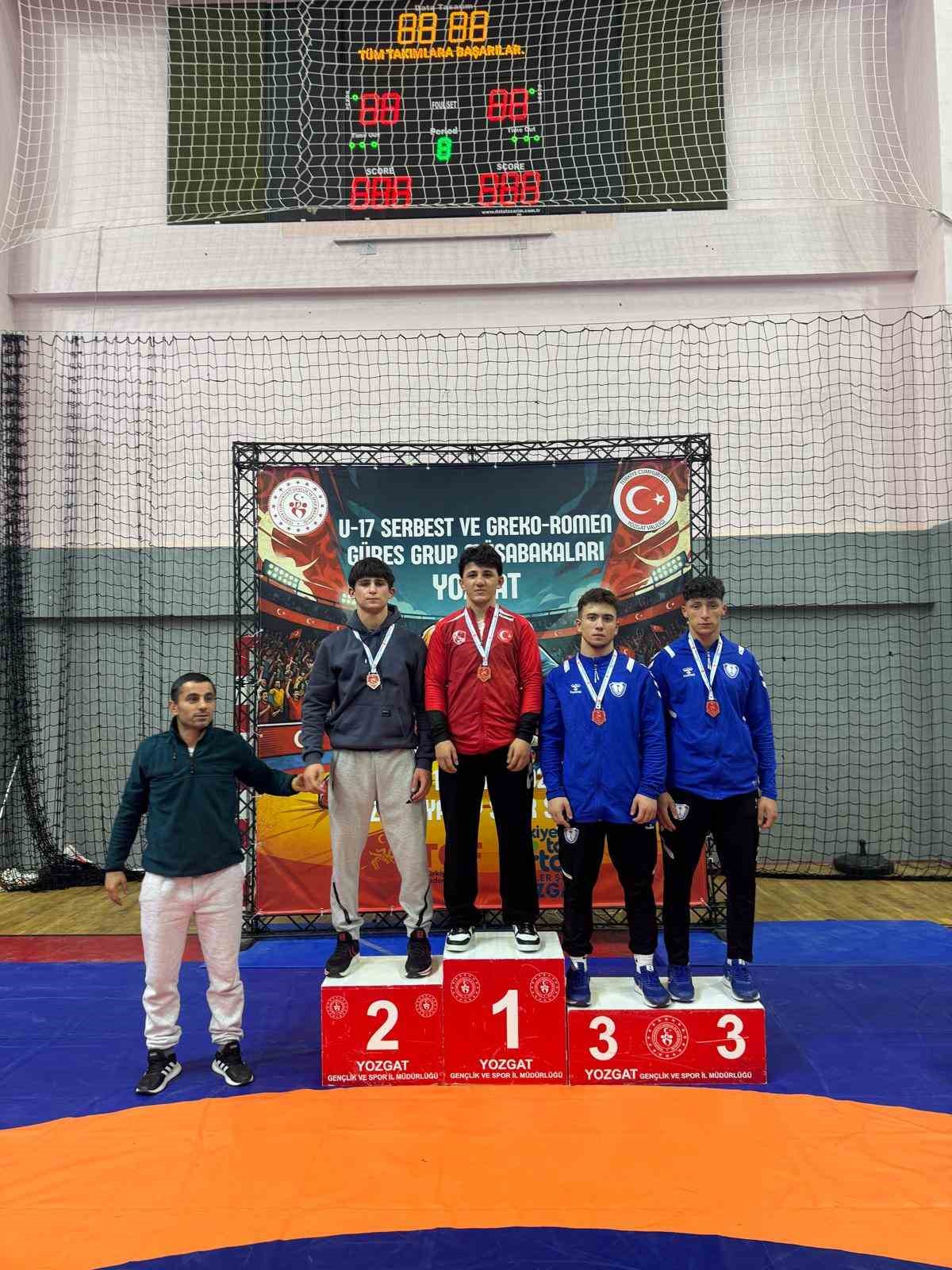 Şahinbey Belediye Spor, U17 güreşte grup şampiyonu