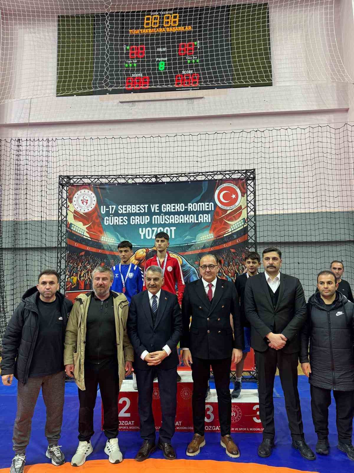 Şahinbey Belediye Spor, U17 güreşte grup şampiyonu