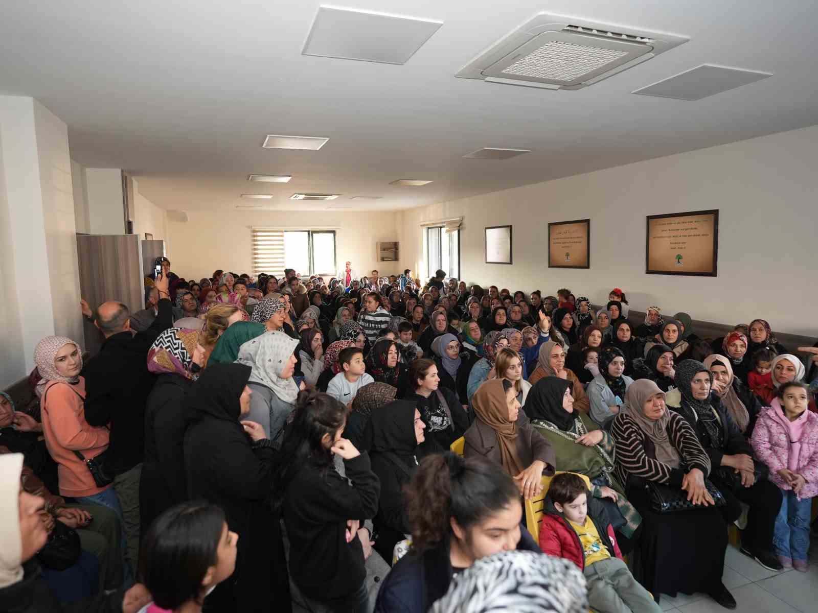 Yılmaz Karşıyaka’da kadınlarla buluştu