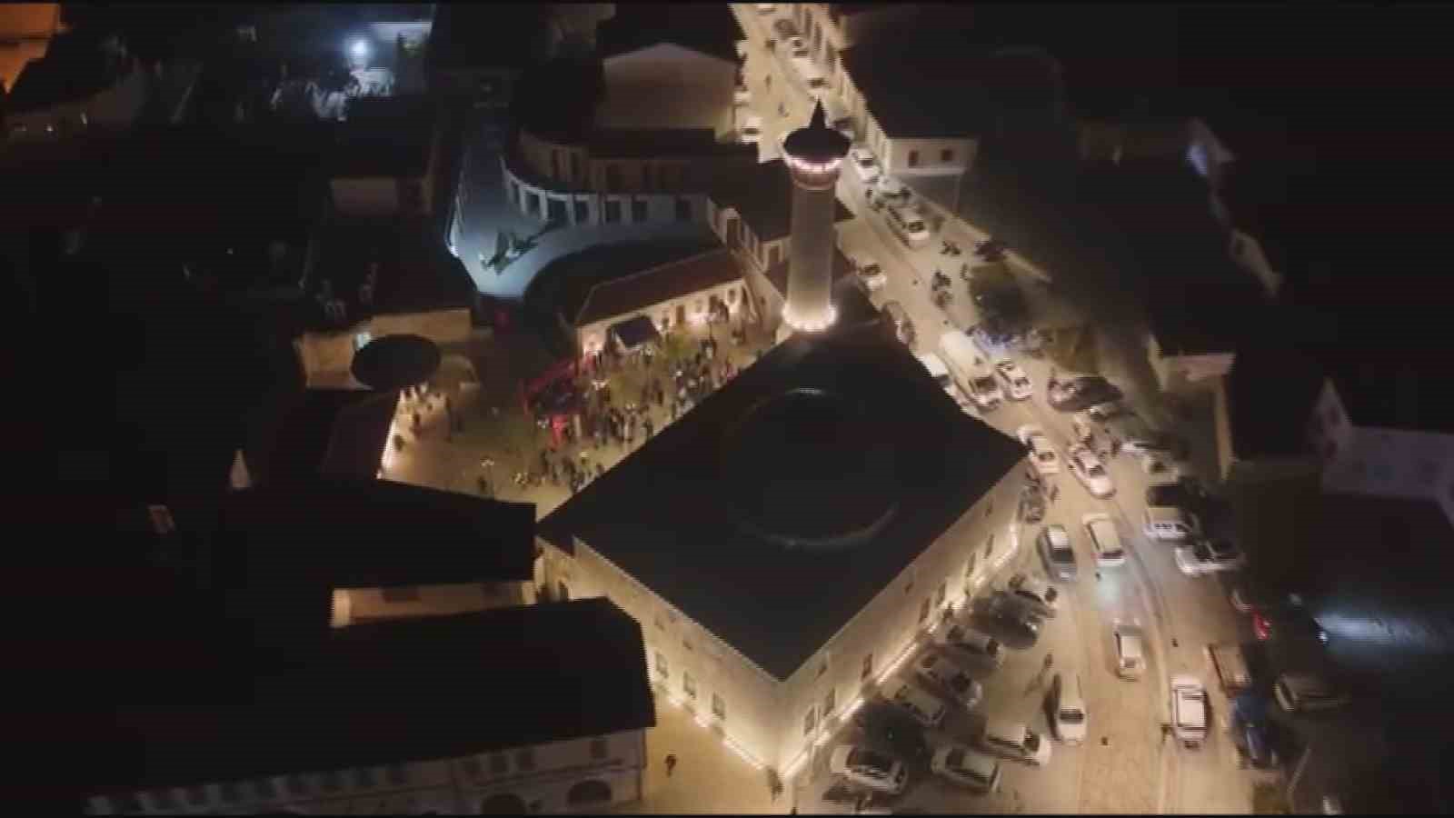 Depremin ardından Habibi Neccar Camii’nde ilk Miraç Kandili’nde eller semaya açıldı