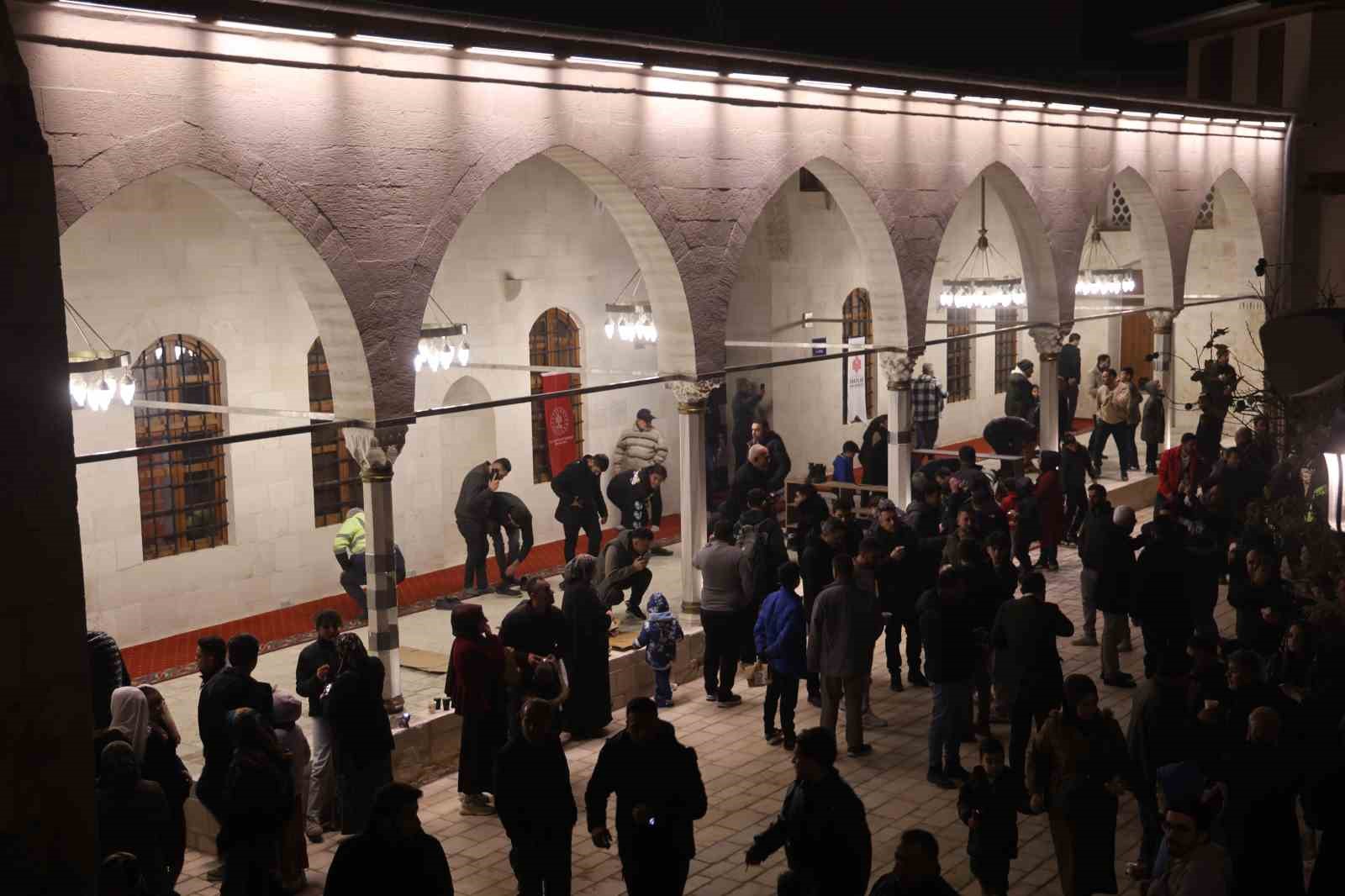 Depremin ardından Habibi Neccar Camii’nde ilk Miraç Kandili’nde eller semaya açıldı