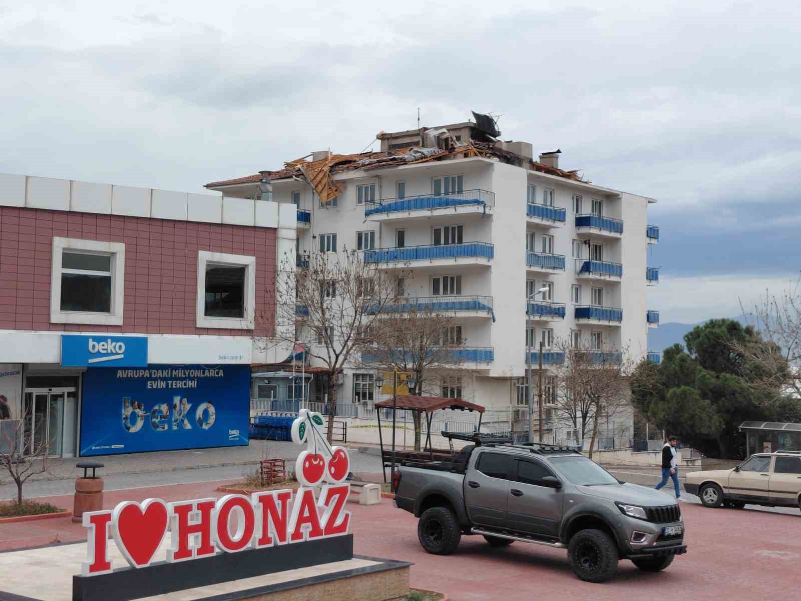 Fırtına ilçe emniyet amirliğinin çatısını uçurdu