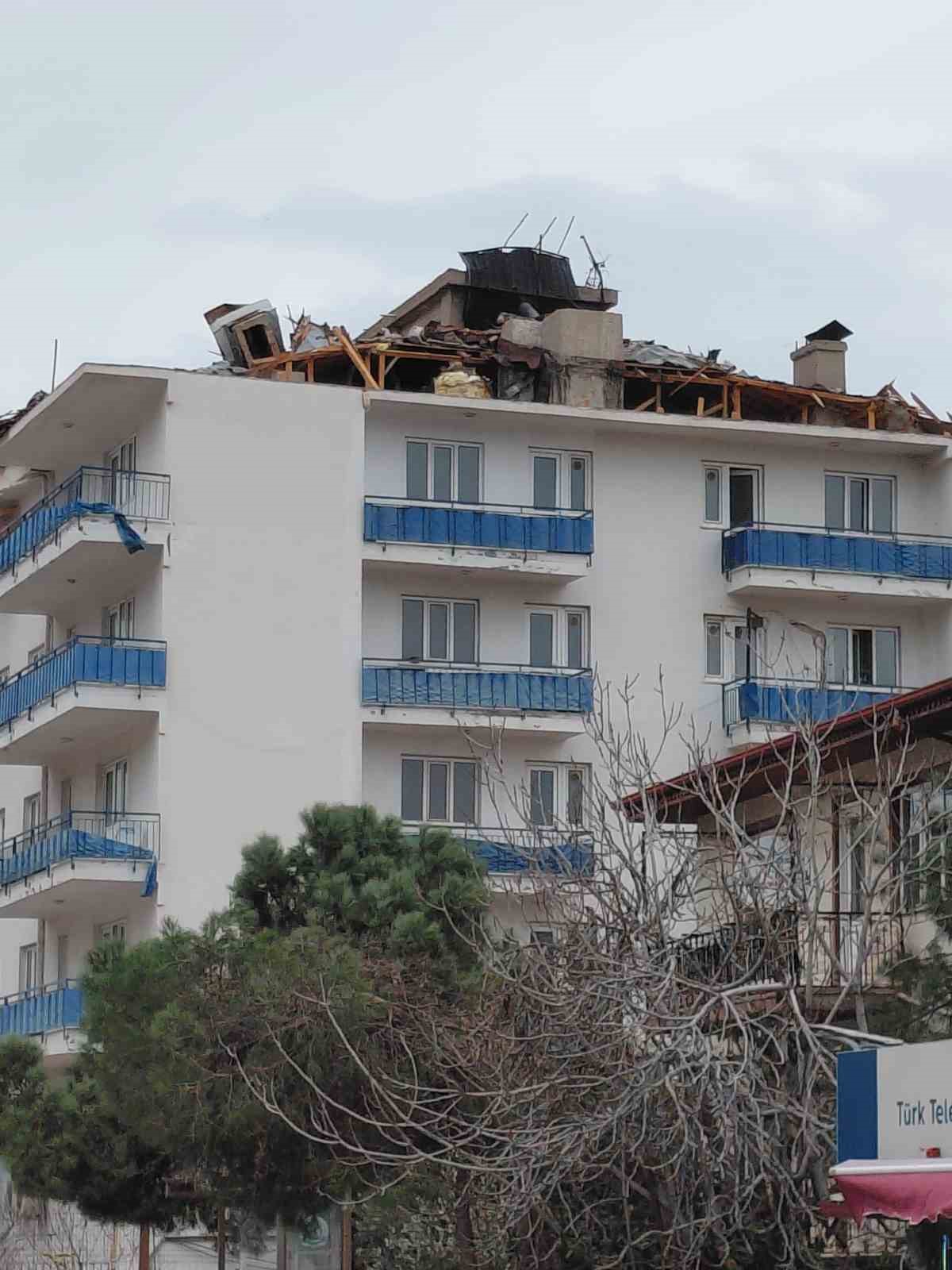 Fırtına ilçe emniyet amirliğinin çatısını uçurdu