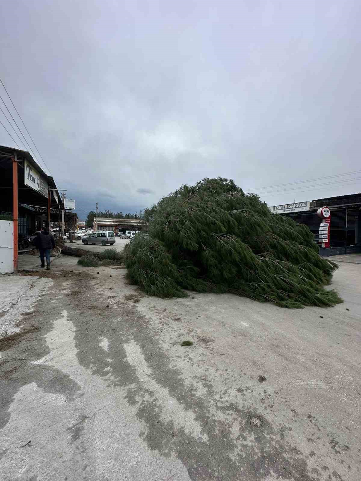 Fırtına ilçe emniyet amirliğinin çatısını uçurdu