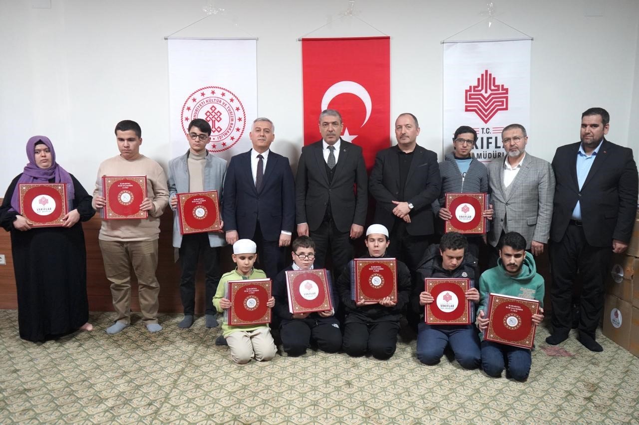 Gaziantep Vakıflar Bölge Müdürlüğünden görme engelli hafızlara anlamlı destek