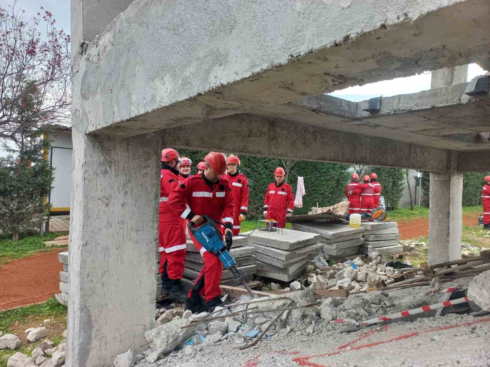 Balıkesir İtfaiyesi’nin kahramanları afetlere karşı güçleniyor