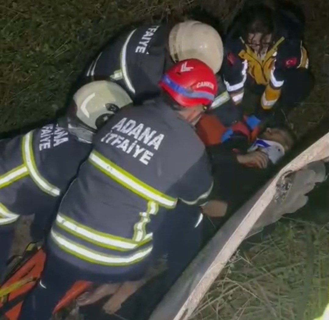 Adana’da şarampole yuvarlanan otomobildeki 2 kişi yaralandı