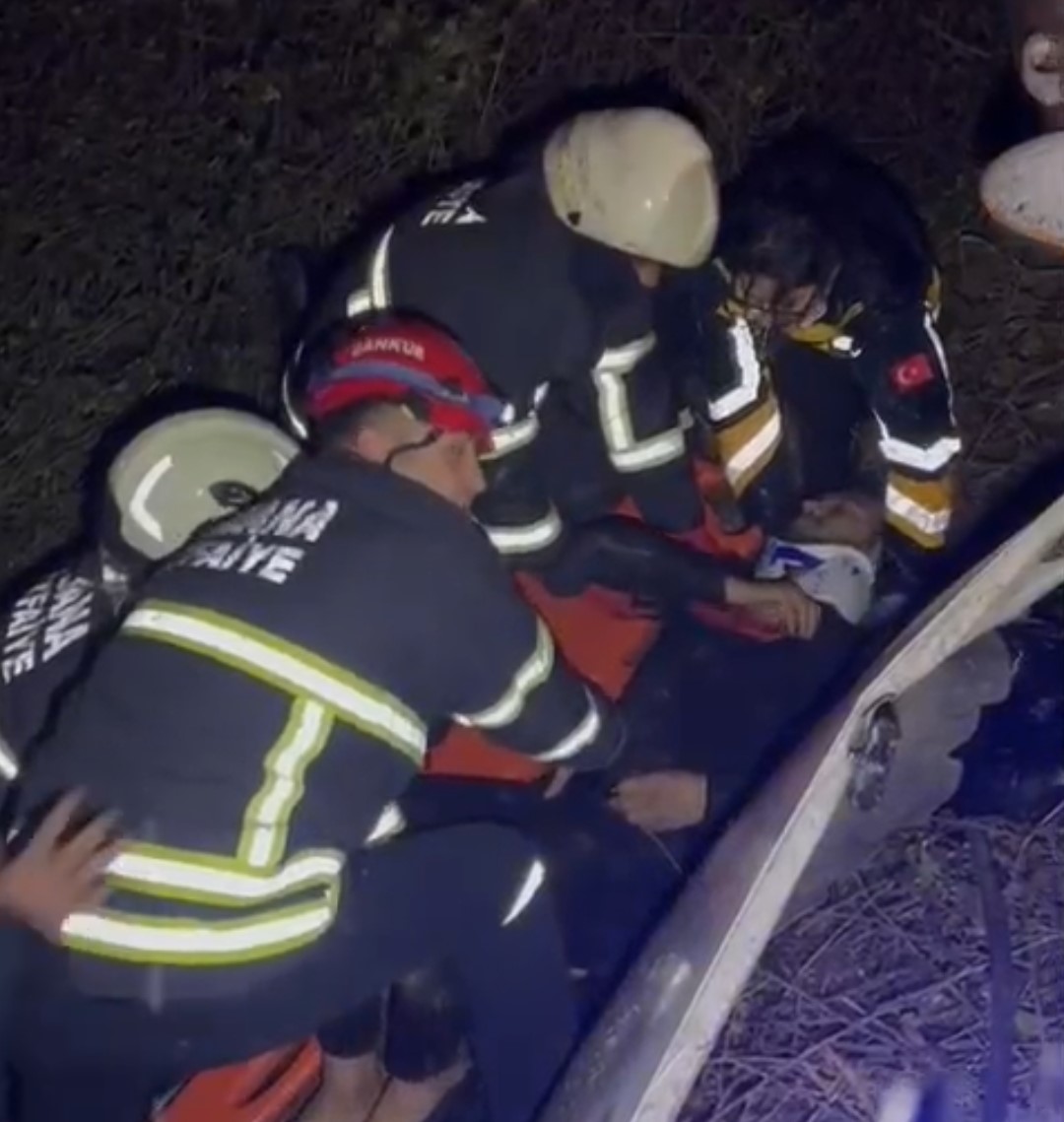 Adana’da şarampole yuvarlanan otomobildeki 2 kişi yaralandı