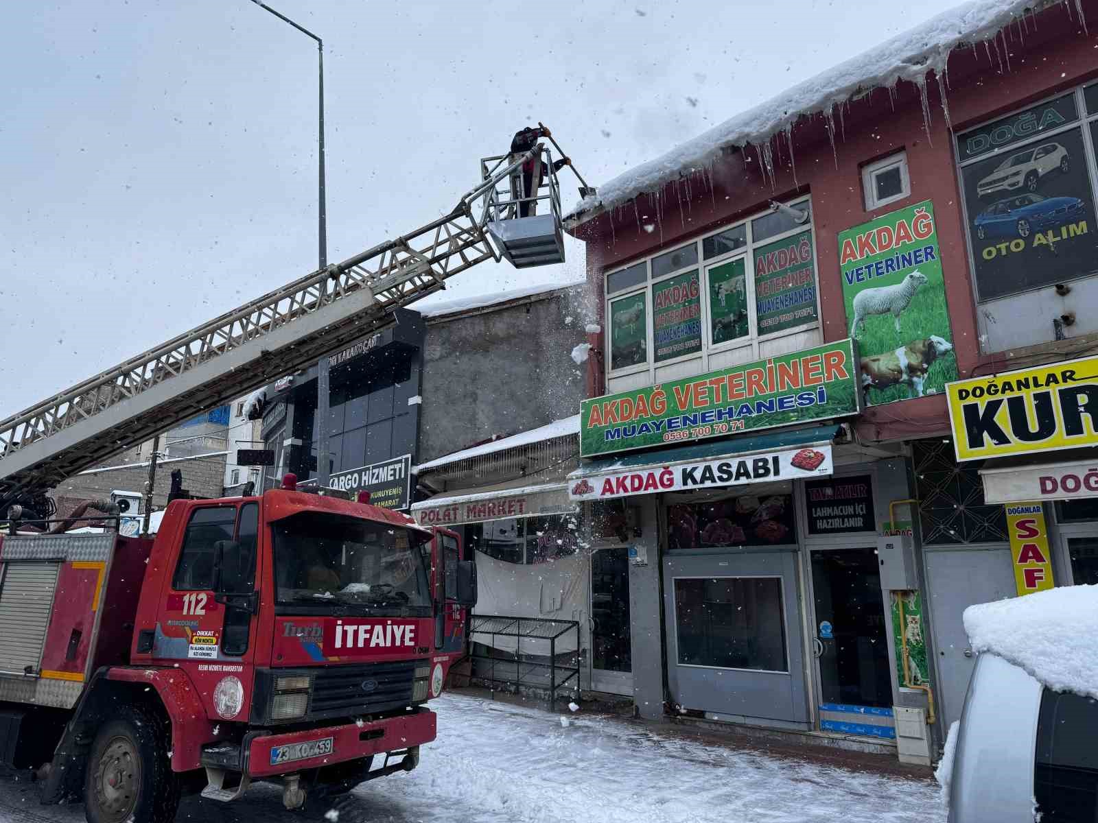 Karakoçan’da karla mücadele çalışmaları sürüyor