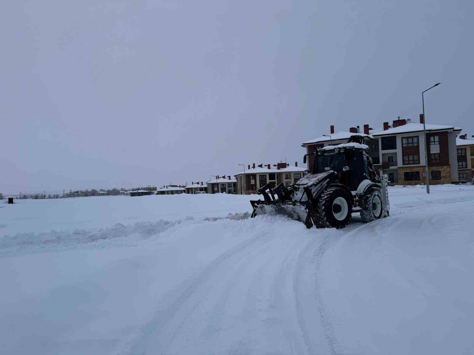 Karakoçan’da karla mücadele çalışmaları sürüyor