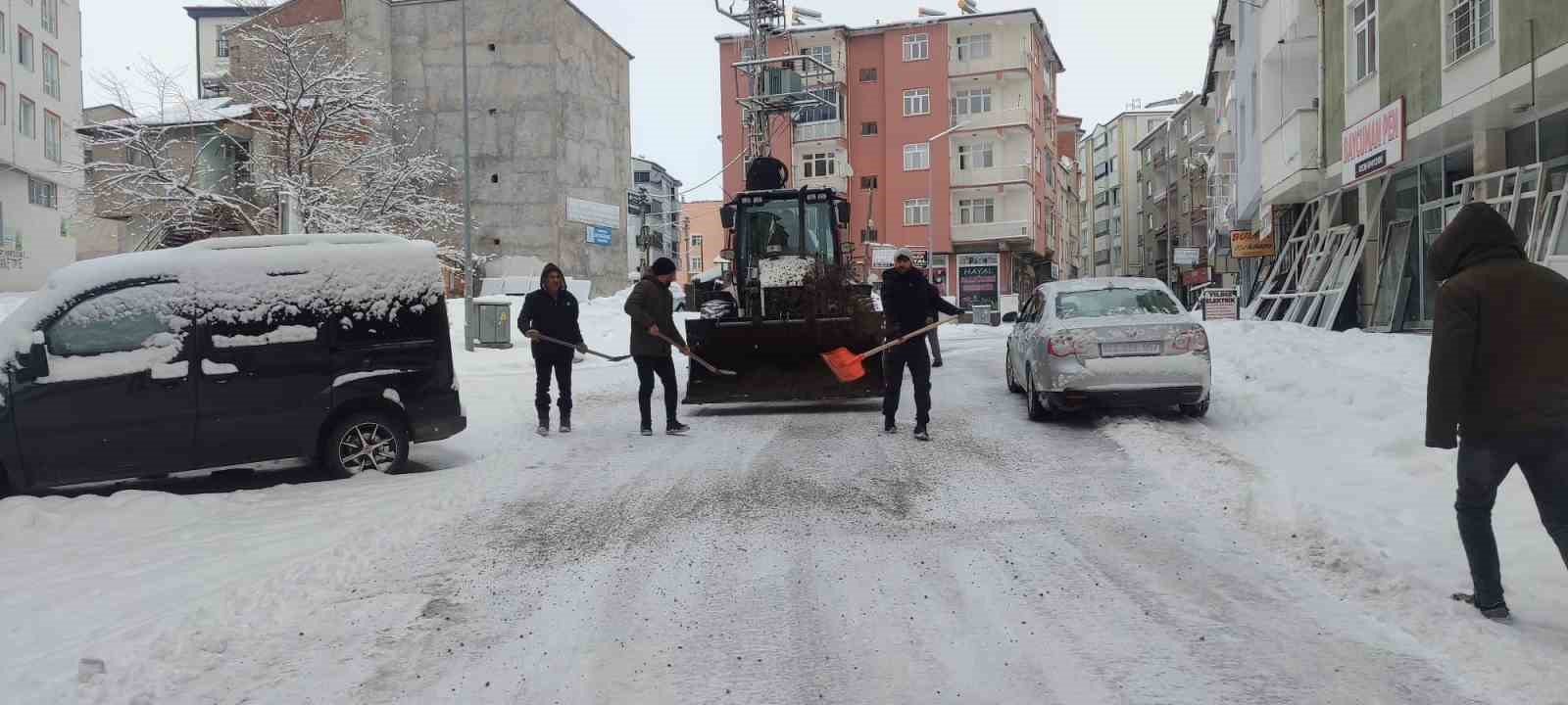 Karakoçan’da karla mücadele çalışmaları sürüyor