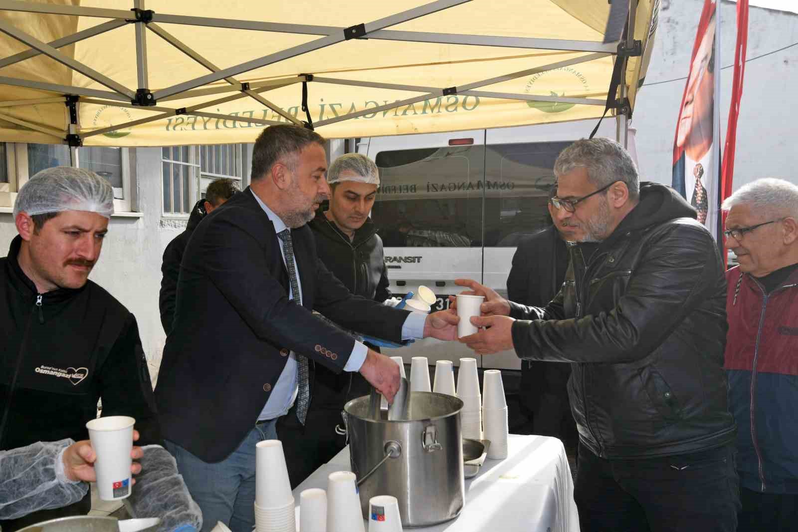 Osmangazi’de cuma bereketi vatandaşlarla paylaşıldı