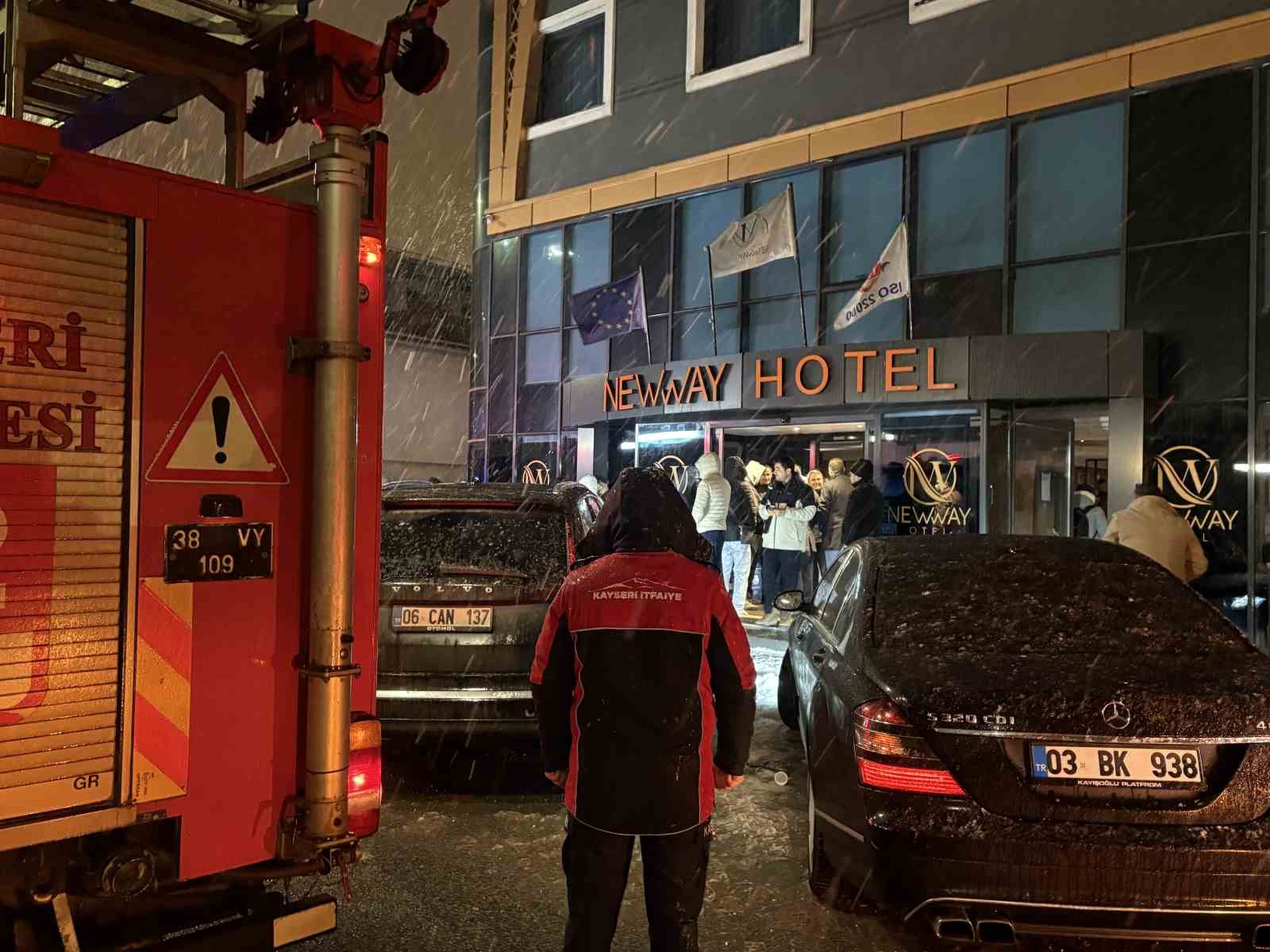 Otel bodrumunda çıkan yangın paniğe neden oldu