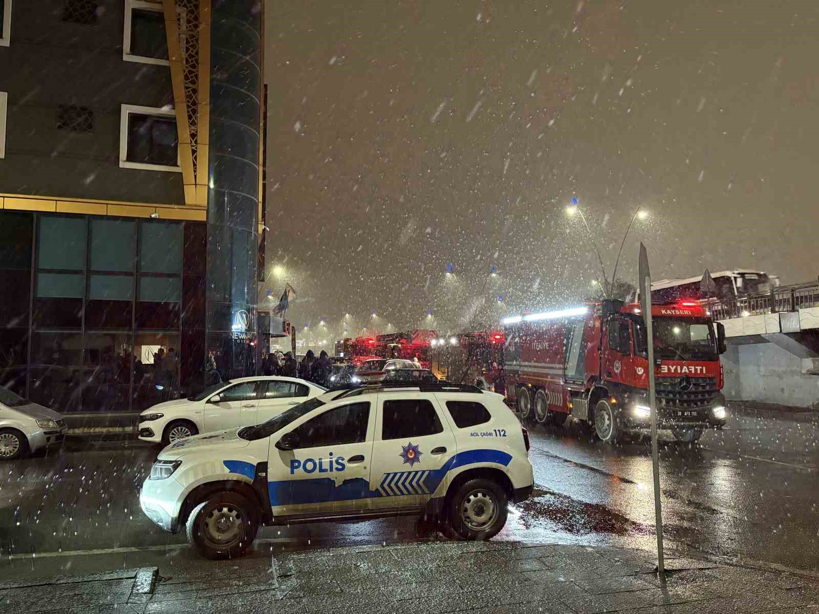 Otel bodrumunda çıkan yangın paniğe neden oldu