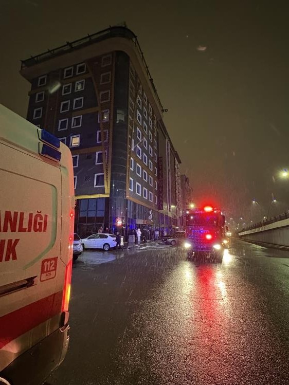 Otel bodrumunda çıkan yangın paniğe neden oldu